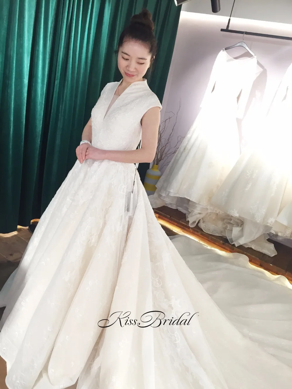Robe de mariage потрясающее свадебное платье без рукавов с высоким воротом 2020 винтажное кружевное свадебное платье с соборным шлейфом
Robe de mariage потрясающее свадебное платье без рукавов с высоким воротом 2020 винтажное кружевное свадебное платье с соборным шлейфом