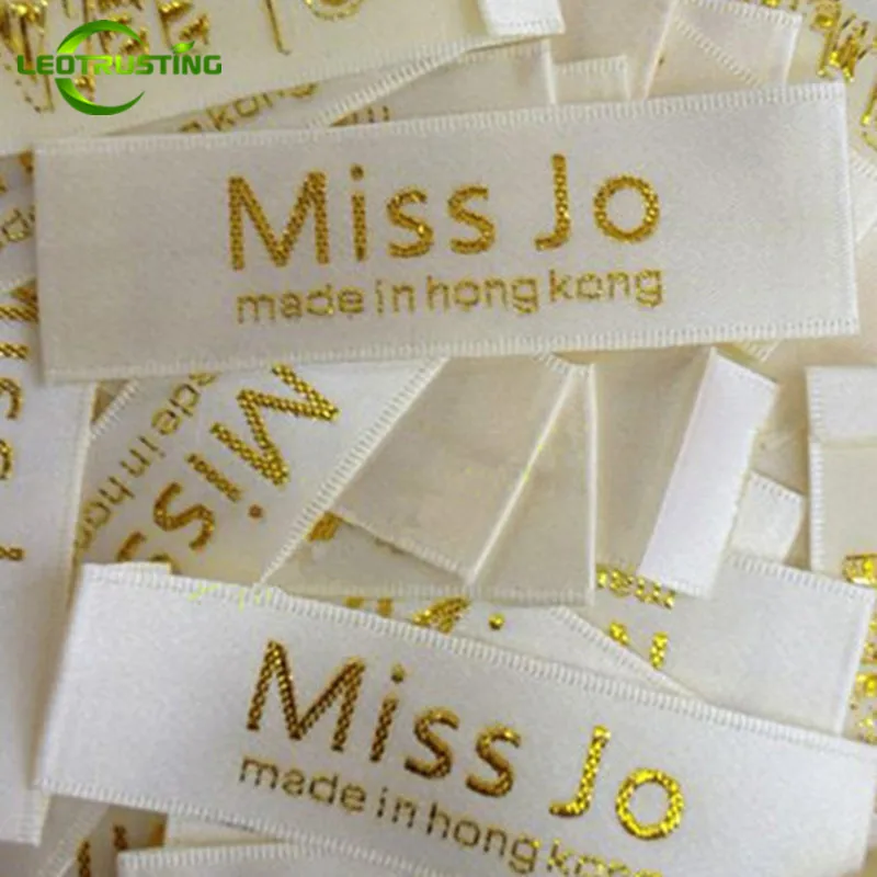 1000pcs Customizd Personal Brand Woven Gold Clothing Labels with Cut and Fold Custom Embroidered Wedding Dress/Jacket Labels
1000pcs Customizd Personal Brand Woven Gold Clothing Labels with Cut and Fold Custom Embroidered Wedding Dress/Jacket Labels