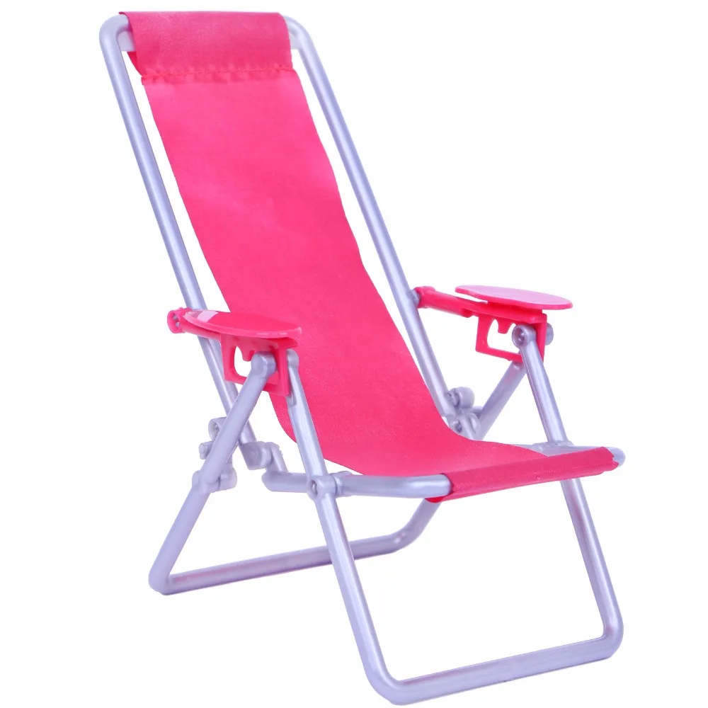 Фото Модное миниатюрное розовое складное пластиковое пляжное кресло в масштабе 1:12