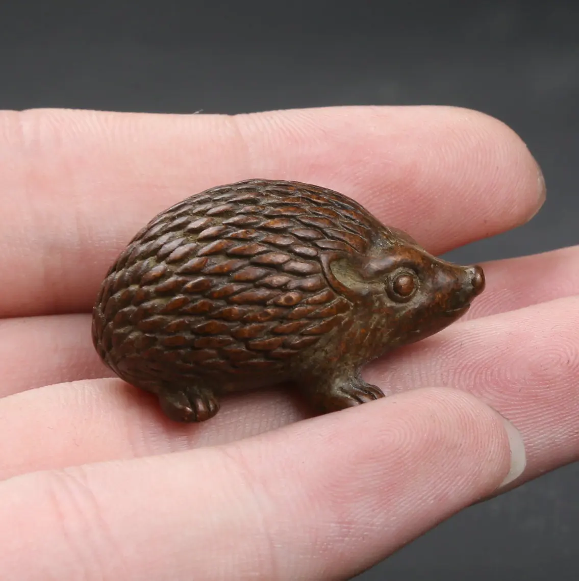 34MM/1.3" Collect Curio Rare Chinese Fengshui Bronze Lovable Animal Rrinaceus Earopaeus Hedgehog Statue Hedgepig Statuary 45g
34MM/1.3" Collect Curio Rare Chinese Fengshui Bronze Lovable Animal Rrinaceus Earopaeus Hedgehog Statue Hedgepig Statuary 45g