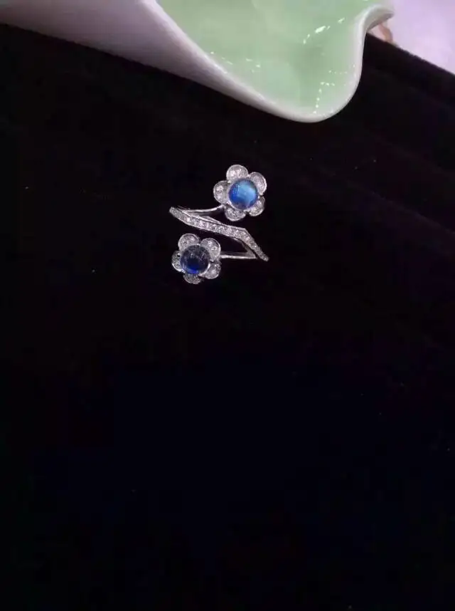 Natural light blue moonstone Natural gemstone ring S925 sterling silver trendy Elegant Double flowers women party gift Jewelry
Natural light blue moonstone Natural gemstone ring S925 sterling silver trendy Elegant Double flowers women party gift Jewelry