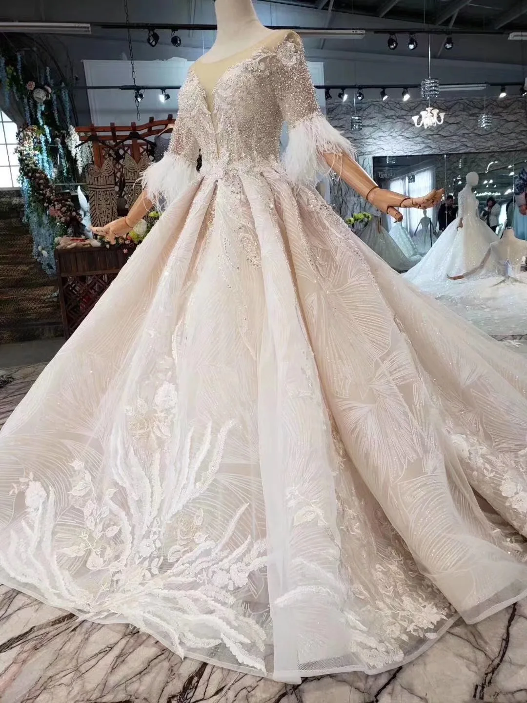 Luxurious Lace Applique Flowers Shiny Wedding Dress Ball Gown Wedding Gowns Feathers Half Sleeves Bridal Gown Vestido De Noiva
Luxurious Lace Applique Flowers Shiny Wedding Dress Ball Gown Wedding Gowns Feathers Half Sleeves Bridal Gown Vestido De Noiva
