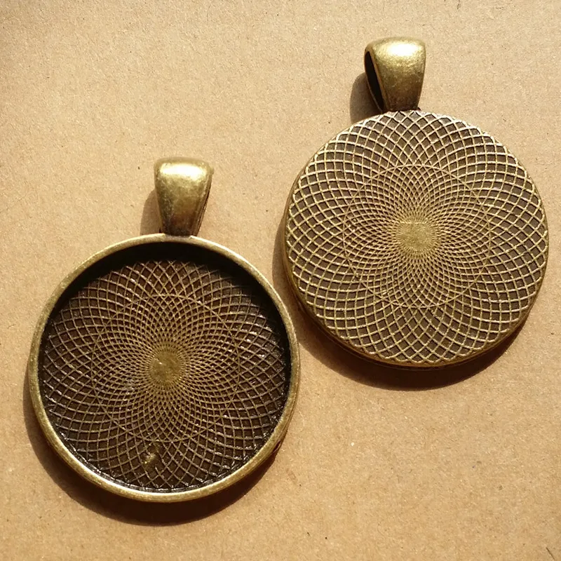 40pcs/lot)28mm Inner size:25MM Metal/Alloy Antique Bronze Blank Pendant Cameo cabochon Base settings Accessory
40pcs/lot)28mm Inner size:25MM Metal/Alloy Antique Bronze Blank Pendant Cameo cabochon Base settings Accessory