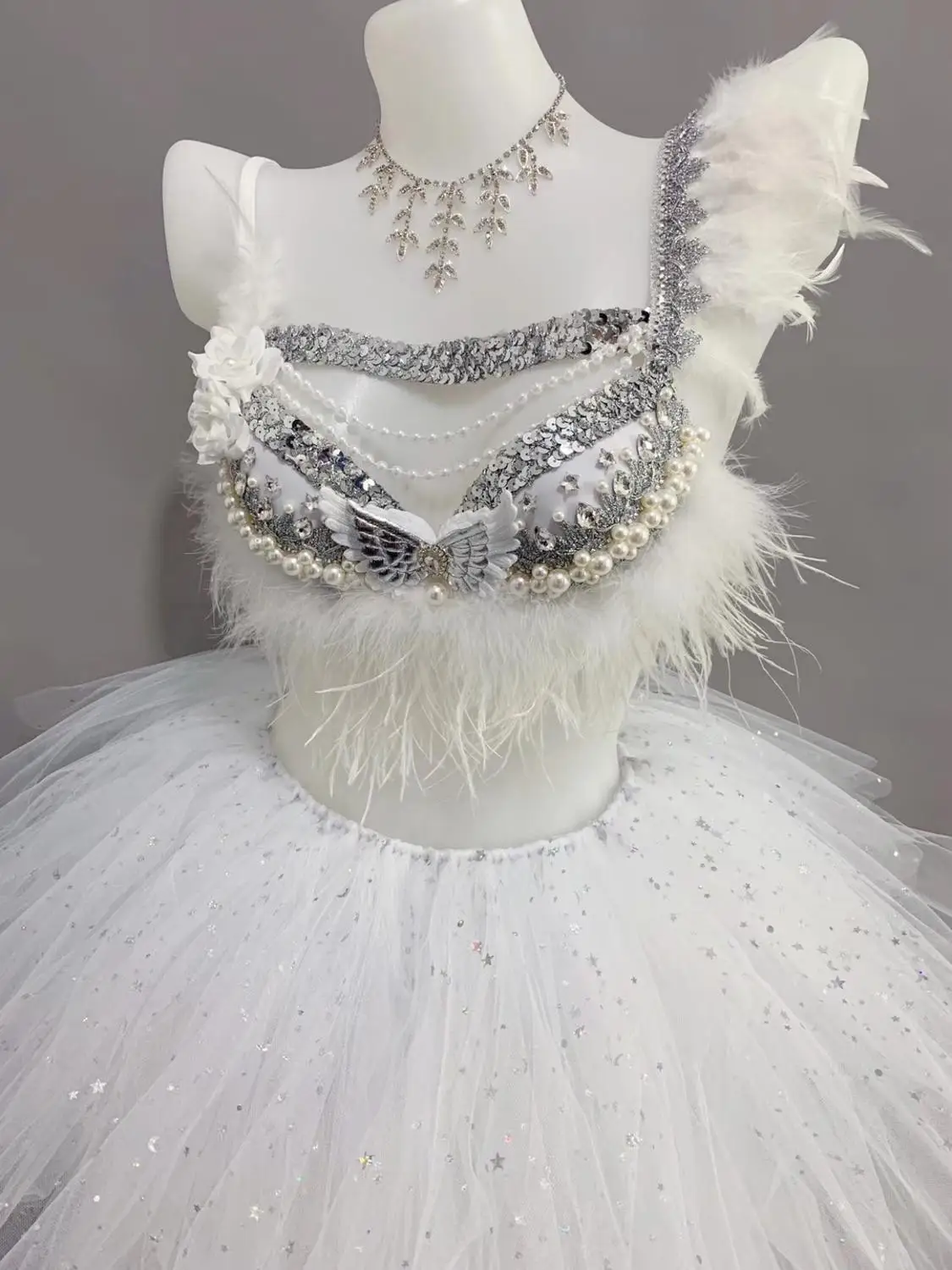 Silver Sequins Beads Feather Bra Mini Skirts Sexy Women 2 Pieces Set Nightclub Clothing Bar Party DJ Singer Dancer Stage Costume
Silver Sequins Beads Feather Bra Mini Skirts Sexy Women 2 Pieces Set Nightclub Clothing Bar Party DJ Singer Dancer Stage Costume