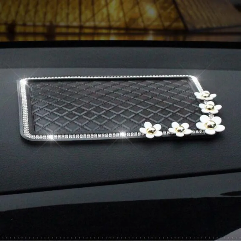Car interior mats small daisies rhinestones creative decoration female car perfume cushion dashboard mobile phone pad | Автомобили и