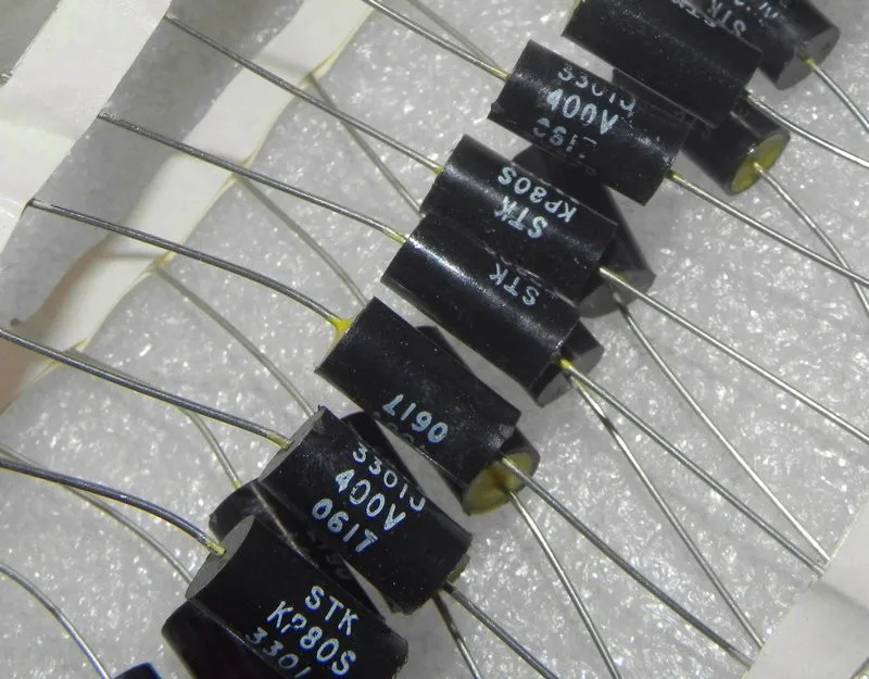 Оригинальный новый 100% 400v0.0033uf 332j Черная оболочка желтая головка конденсатор из оловянной фольги KP80S3301J400 (индуктор)
Оригинальный новый 100% 400v0.0033uf 332j Черная оболочка желтая головка конденсатор из оловянной фольги KP80S3301J400 (индуктор)