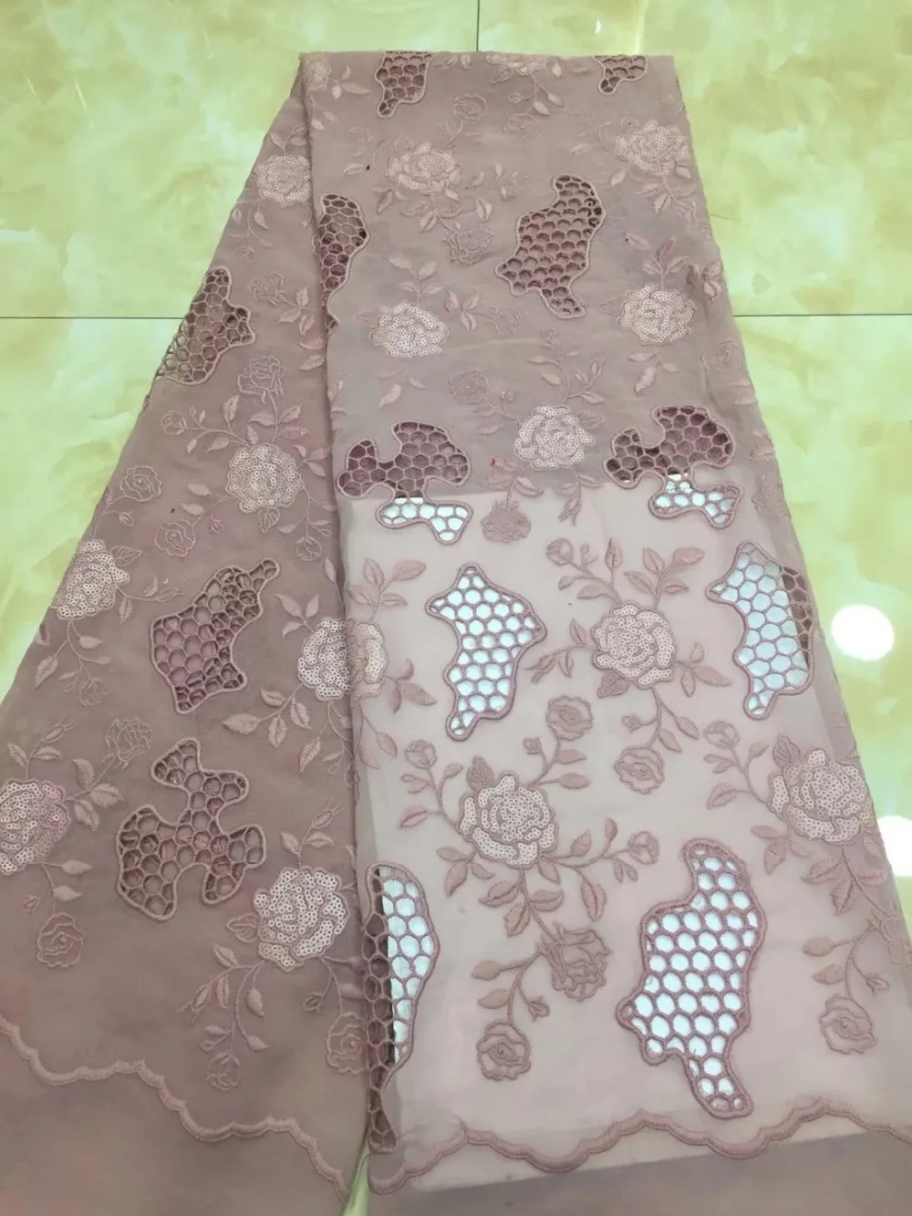 Nigeria Laces Fabric Applique French Tulle Lace Fabric With sequins African Mesh Net Fabric Embroidered For Women Dress ML6868
Nigeria Laces Fabric Applique French Tulle Lace Fabric With sequins African Mesh Net Fabric Embroidered For Women Dress ML6868