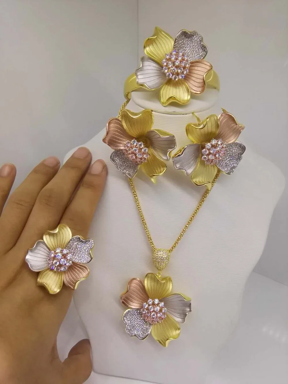 GODKI New Arrival Luxury Flower Blossom Women Wedding Naija Bridal Cubic Zirconia Necklace Earring Ring Bangle Dress Jewelry Set
GODKI New Arrival Luxury Flower Blossom Women Wedding Naija Bridal Cubic Zirconia Necklace Earring Ring Bangle Dress Jewelry Set