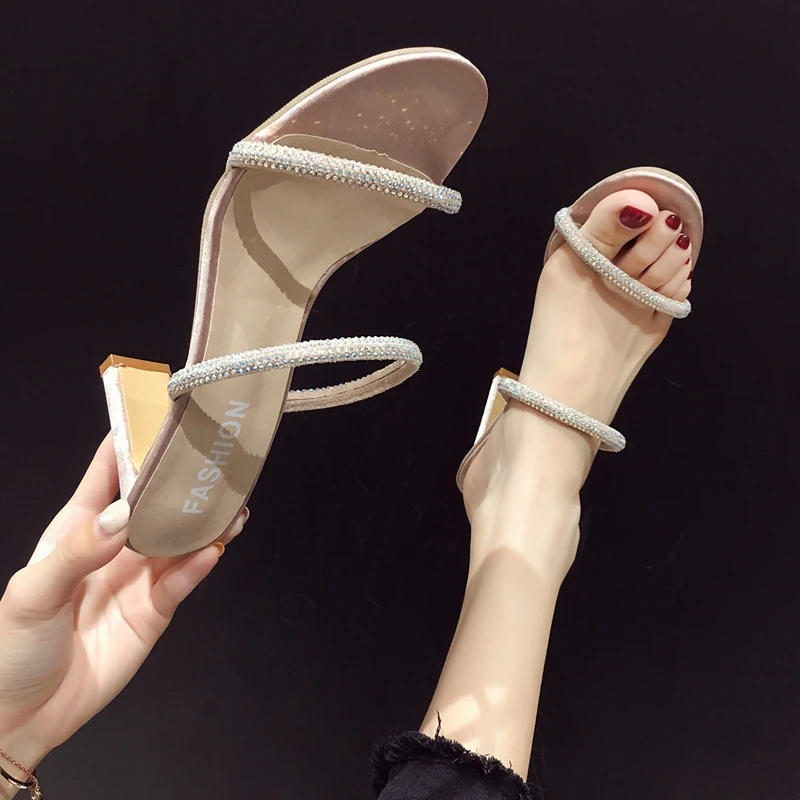 Women's shoes and slippers outside wear the new diamond shiny high heels for the summer of 2019
Women's shoes and slippers outside wear the new diamond shiny high heels for the summer of 2019