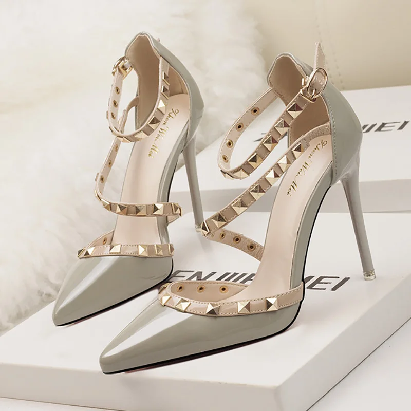 USHINE new sexy summer shoes sandals woman pumps rivet patent leather woman high-heeled shoes high heels ballroom dance shoes
USHINE new sexy summer shoes sandals woman pumps rivet patent leather woman high-heeled shoes high heels ballroom dance shoes