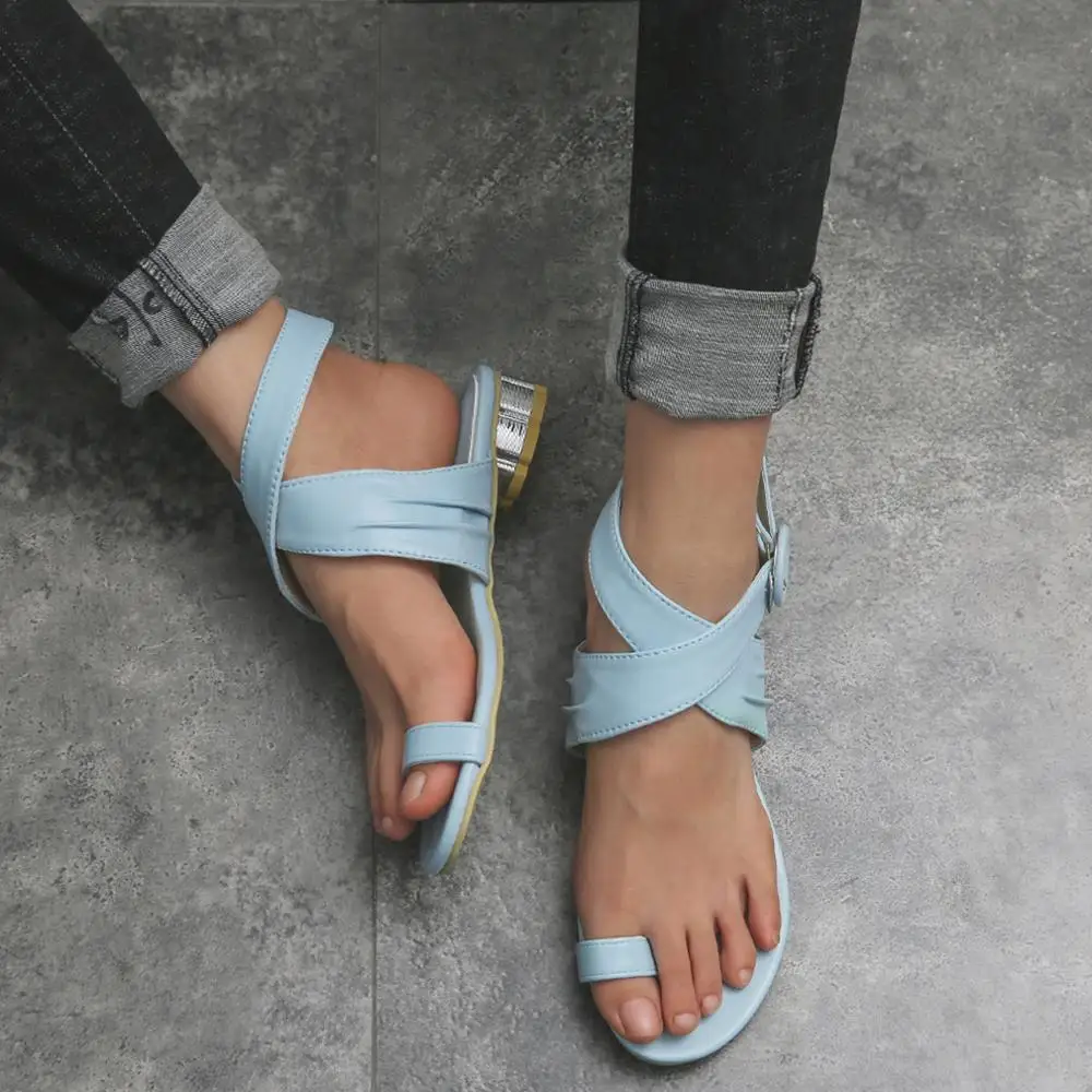 Сандалии-гладиаторы женские на низком квадратном каблуке, кожа, однотонные, с пряжкой
Сандалии-гладиаторы женские на низком квадратном каблуке, кожа, однотонные, с пряжкой