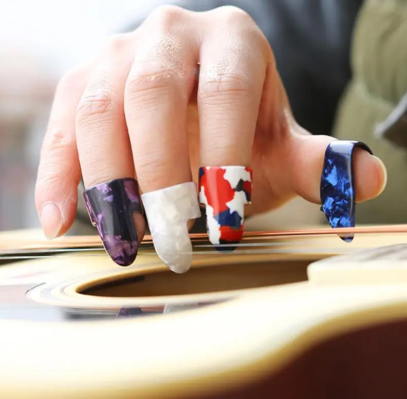 Набор из 4 пластиковых гитарных пиковых колец: 1 большой пик для большого пальца и 3 маленьких пика для пальцев, два размера. Аксессуары для гитары.