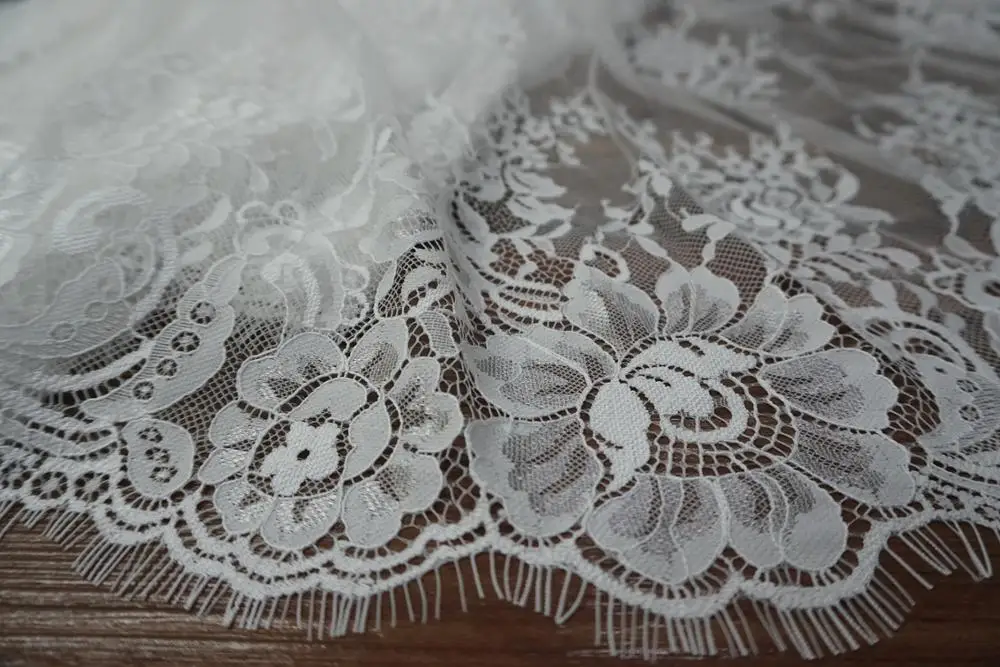Allover flower eyelash chantilly lace lady long dress lace 1.5x3Meters per piece high quality Off white wedding gown lace fabric
Allover flower eyelash chantilly lace lady long dress lace 1.5x3Meters per piece high quality Off white wedding gown lace fabric
