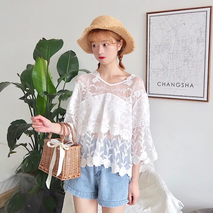 Summer Women's New Korean Loose Stitching Temperament Hook Flower Hollow Out Lace Shirt Women's Shirt 2019 Summer Sexy Shirt
Summer Women's New Korean Loose Stitching Temperament Hook Flower Hollow Out Lace Shirt Women's Shirt 2019 Summer Sexy Shirt