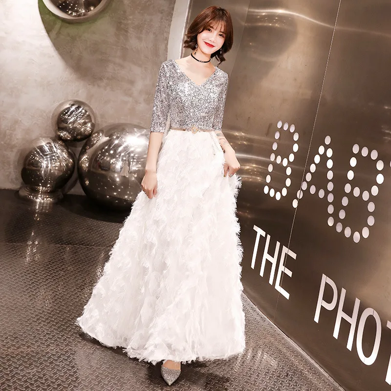 Sexy V-Neck Chinese Oriental Wedding Female Silver Cheongsam Vintage Evening Dress Elegant Celebrity Banquet Dresses Plus Size
Sexy V-Neck Chinese Oriental Wedding Female Silver Cheongsam Vintage Evening Dress Elegant Celebrity Banquet Dresses Plus Size