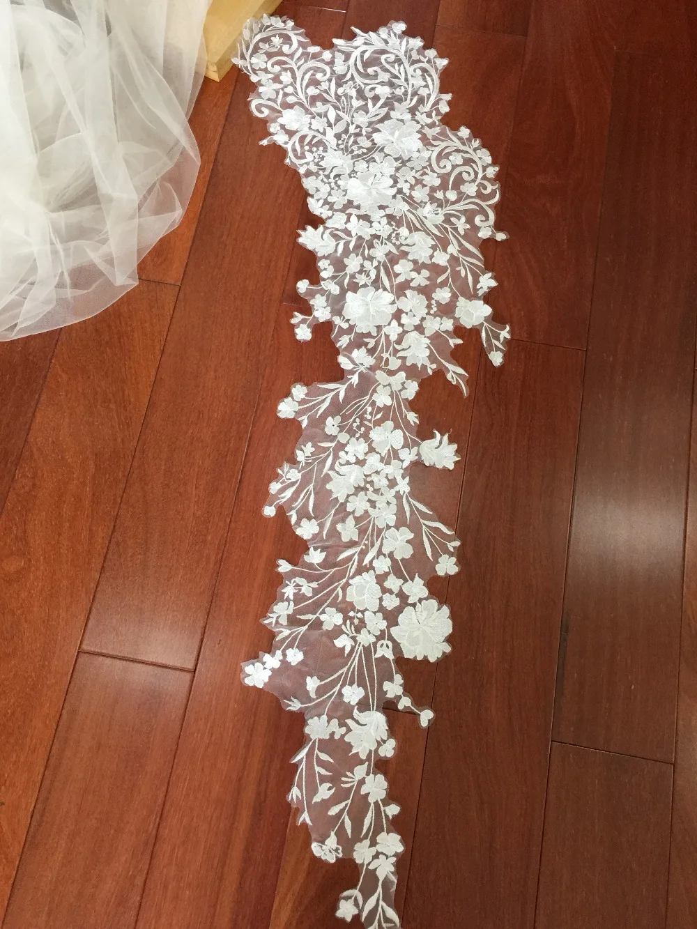 1pc Large Vintage Style Floral Embroidery Lace Applique Piece in Off White, Wedding Gown Bodice Motif , Bridal Veils Lace
1pc Large Vintage Style Floral Embroidery Lace Applique Piece in Off White, Wedding Gown Bodice Motif , Bridal Veils Lace