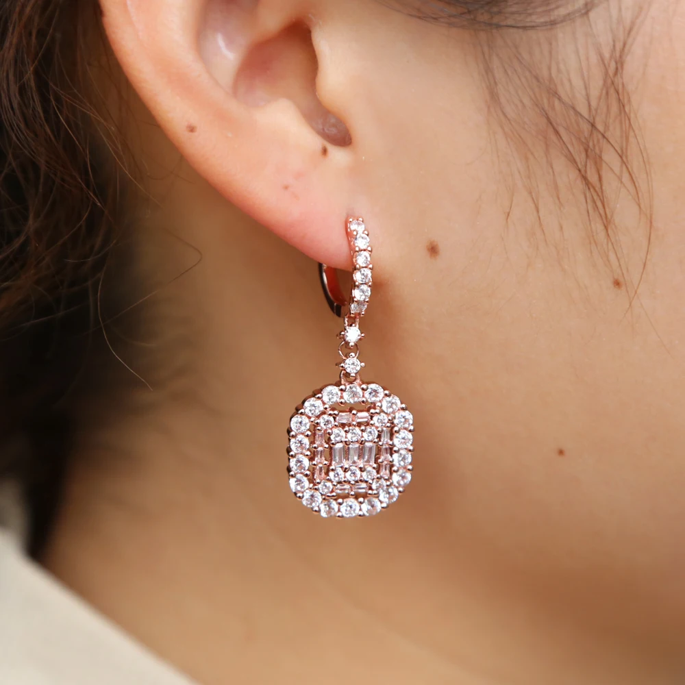 2019 new cubic zirconia cz paved geometric square drop charm Rose Silver color sparking bling wedding earring for women
2019 new cubic zirconia cz paved geometric square drop charm Rose Silver color sparking bling wedding earring for women