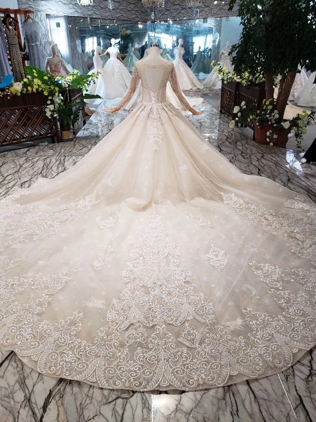 Sexy Full Beads Crystals Wedding Dresses High-end Lace See Though Long Sleeves Lace Up Back Wedding Gown 2019 New Bridal Dresses
Sexy Full Beads Crystals Wedding Dresses High-end Lace See Though Long Sleeves Lace Up Back Wedding Gown 2019 New Bridal Dresses