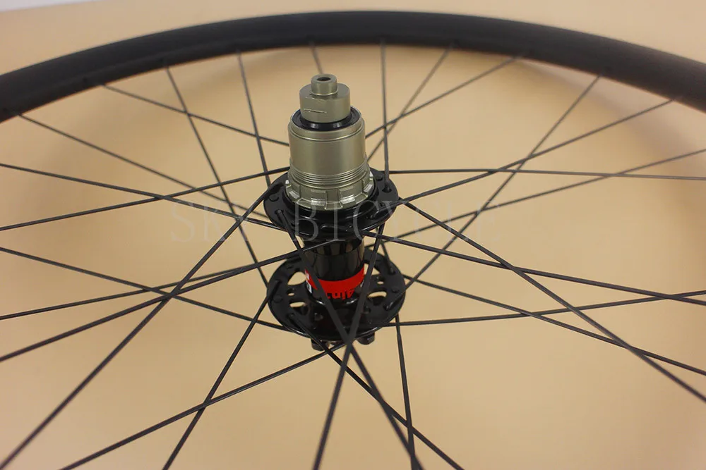 SKY 29" hookless Rear 30mm depth 30mm width XC mountain bike wheel 29er 28h mtb carbon bicycle wheel XX1 11s customize AM DH FR
SKY 29" hookless Rear 30mm depth 30mm width XC mountain bike wheel 29er 28h mtb carbon bicycle wheel XX1 11s customize AM DH FR