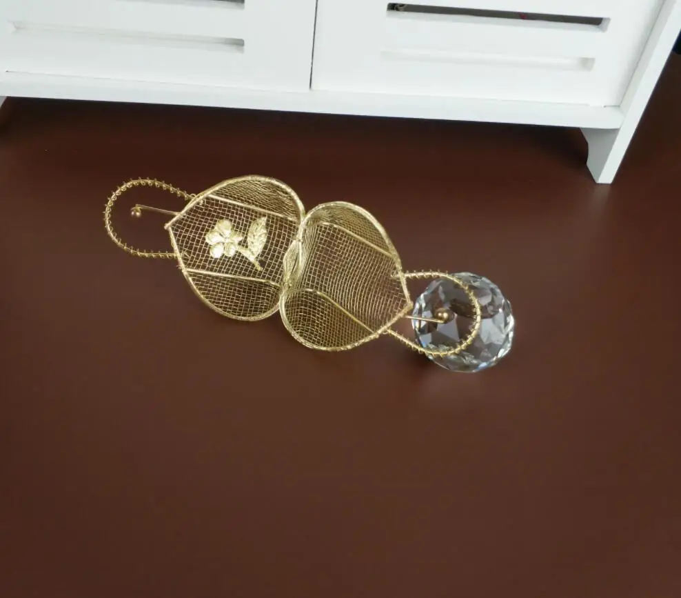New 50pcs Metal Wire Hollow Gold Bag Candy Box Chocolates Boxes With Ribbon For Wedding Party Baby Shower Favor Gift
New 50pcs Metal Wire Hollow Gold Bag Candy Box Chocolates Boxes With Ribbon For Wedding Party Baby Shower Favor Gift