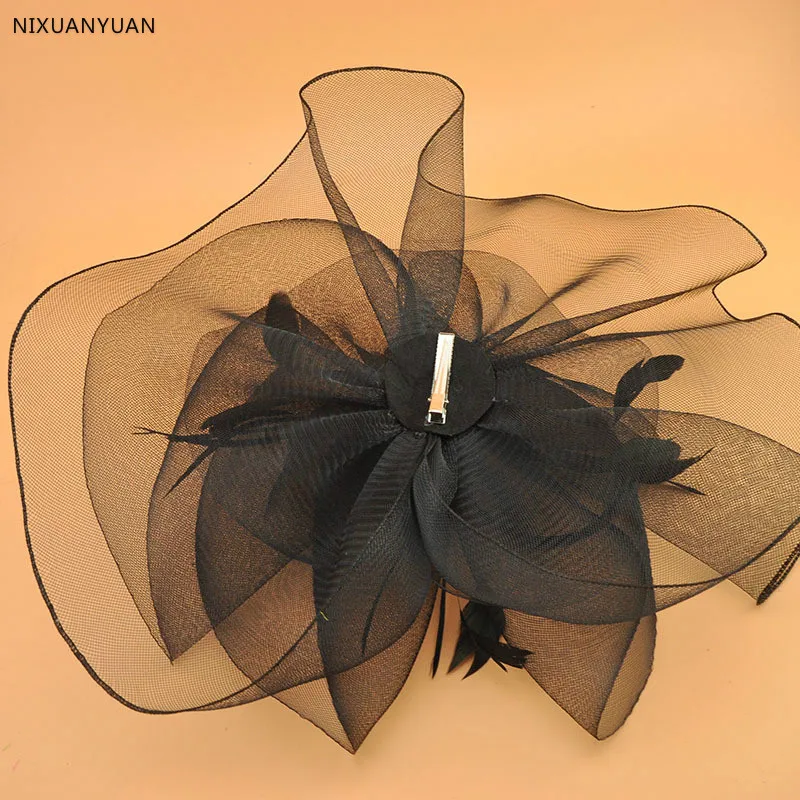 Женская винтажная шляпка с перьями черная в сеточку свадебный