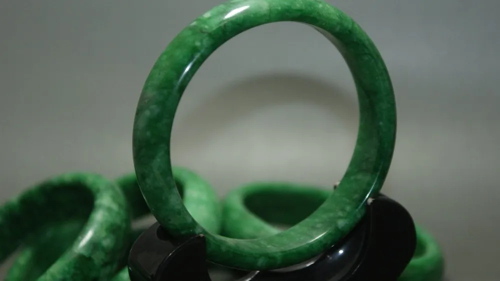 Fine Chinese jades bangle Beautiful Green bracelets 60---62 mm inner diameter Christmas
Fine Chinese jades bangle Beautiful Green bracelets 60---62 mm inner diameter Christmas