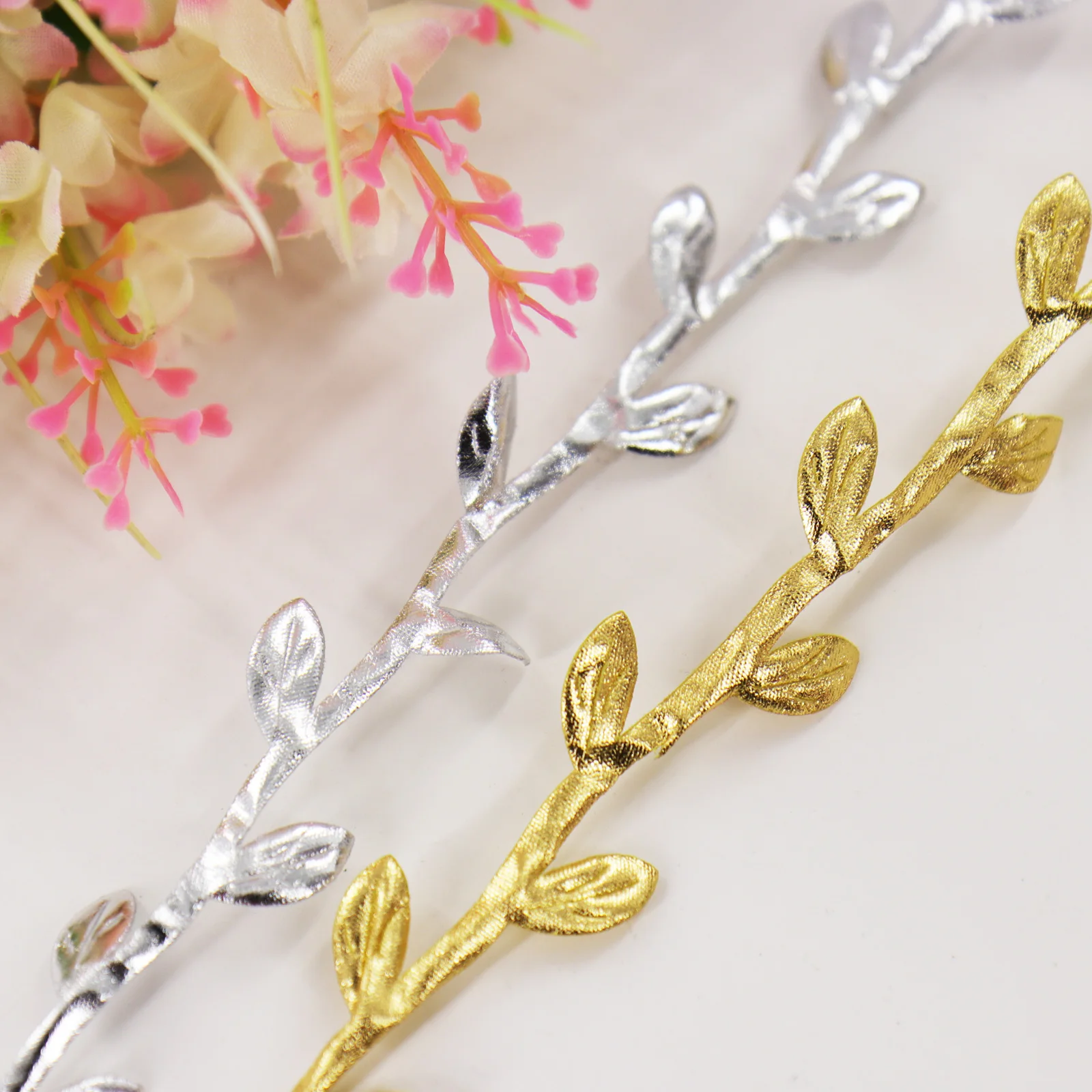 Wedding Christmas Party DIY Gold/Sliver Artificial Leaf Leaves Vine wreath Home Decor Silk Flowers Gift Package Decorations
Wedding Christmas Party DIY Gold/Sliver Artificial Leaf Leaves Vine wreath Home Decor Silk Flowers Gift Package Decorations