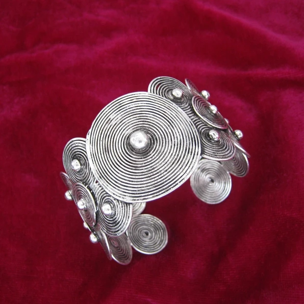 Ethnic style Miao ethnic jewelry Female handmade Miao silver bracelet Arm bracelet Wide pattern bracelet
Ethnic style Miao ethnic jewelry Female handmade Miao silver bracelet Arm bracelet Wide pattern bracelet