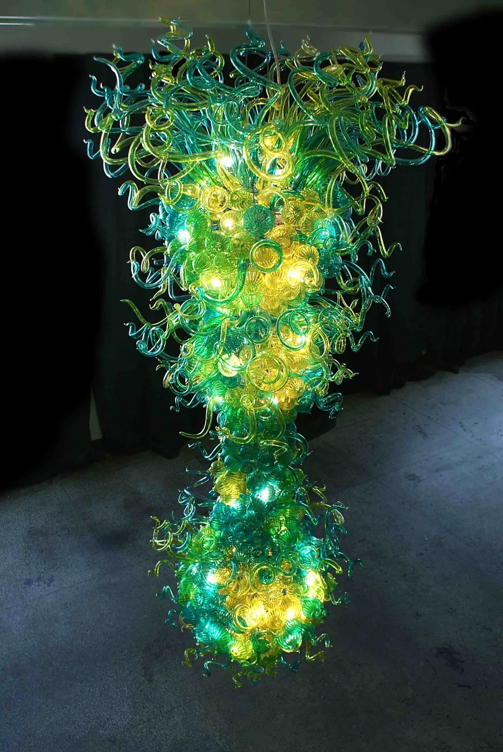 Unique Shape Luxury Green Glass Ball Chandelier Art Deco Elegantly Special Chandelier for Hotel Lobby
Unique Shape Luxury Green Glass Ball Chandelier Art Deco Elegantly Special Chandelier for Hotel Lobby