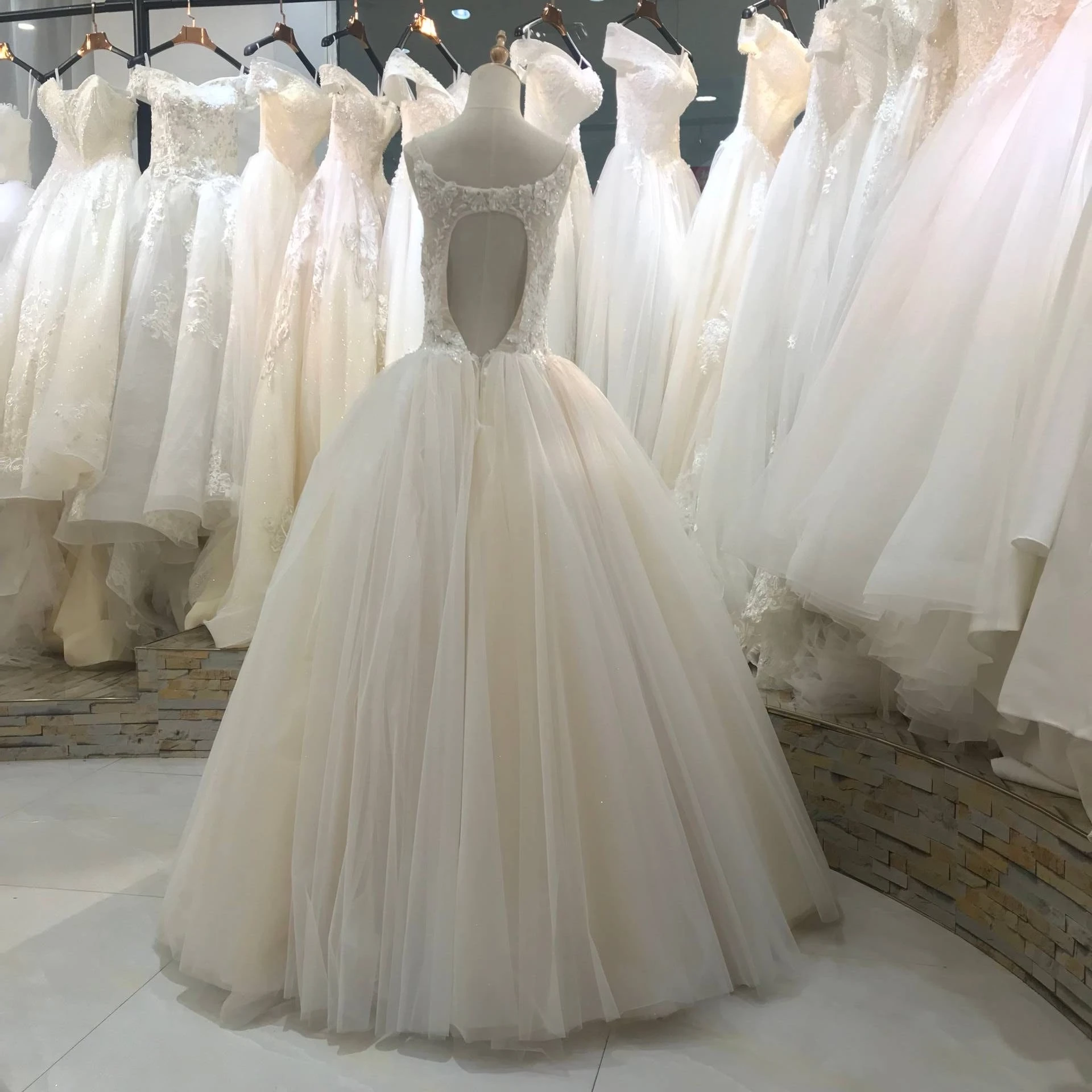O-Neck Open back Ball Gown Wedding gown Tulle Applique Beaded Shining wedding dresses
O-Neck Open back Ball Gown Wedding gown Tulle Applique Beaded Shining wedding dresses