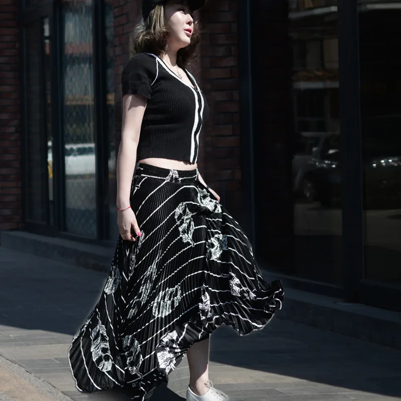 2017 Spring Long Stripe Leaves Pattern Elastic Waist Pleated Skirts Women New Preppy Style Ankle-Length Empire Saias
2017 Spring Long Stripe Leaves Pattern Elastic Waist Pleated Skirts Women New Preppy Style Ankle-Length Empire Saias