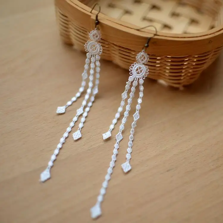 Exquisite white lace accessories thorn rust aqueous stream Subu paste bride earrings material width 6cm
Exquisite white lace accessories thorn rust aqueous stream Subu paste bride earrings material width 6cm