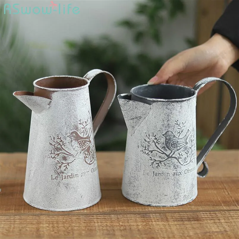 Retro Idyllic Ironwork Watering Pot Decoration Flower Shop Iron Sheet Craft Appliances Watering Can Garden Tool Indoor Watering
Retro Idyllic Ironwork Watering Pot Decoration Flower Shop Iron Sheet Craft Appliances Watering Can Garden Tool Indoor Watering