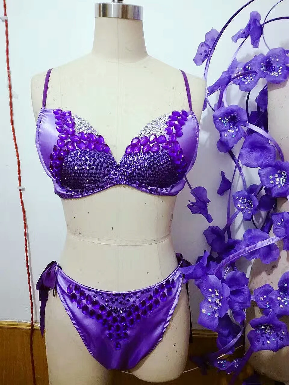 Sexy Purple Crystals Bikini Petal Skirt Nightclub Female DJ Singer 3 Piece Outfit Bar Party Nightclub Clothes Dance Show Costume
Sexy Purple Crystals Bikini Petal Skirt Nightclub Female DJ Singer 3 Piece Outfit Bar Party Nightclub Clothes Dance Show Costume