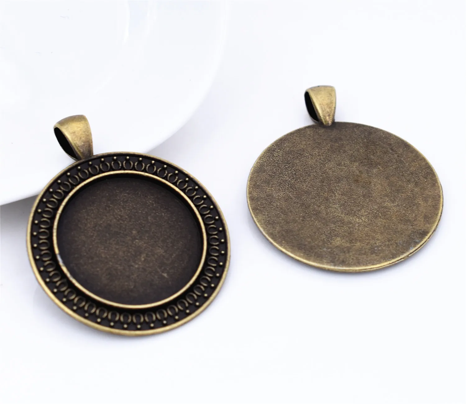 New Fashion 4pcs 25mm Inner Size Antique Bronze Plated Simple Style Cabochon Base Cameo Setting Charms Pendant-
New Fashion 4pcs 25mm Inner Size Antique Bronze Plated Simple Style Cabochon Base Cameo Setting Charms Pendant-