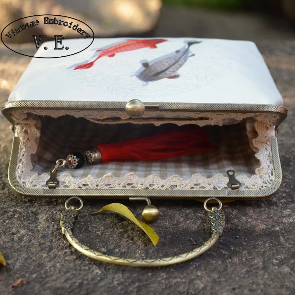 Vintage Embroidery Women Day Clutch Fish Tassel Chain Chinese Han Dynasty Cross-Body Tote Mori Girl Shoulder Messenger Bag 
Vintage Embroidery Women Day Clutch Fish Tassel Chain Chinese Han Dynasty Cross-Body Tote Mori Girl Shoulder Messenger Bag