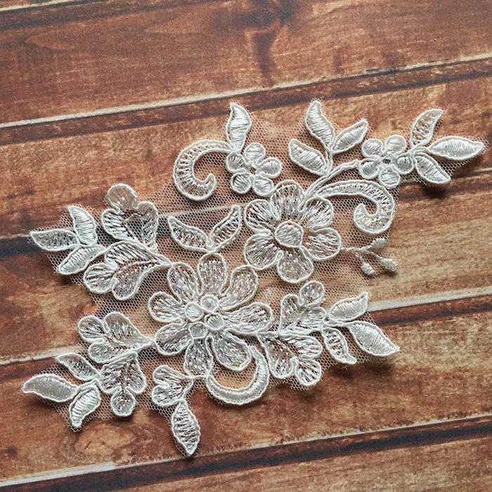 High Recommand!!! 5 mirror pairs Gorgeous Quality Ivory and Pure White Bridal Hair Piece Alencon Lace Applique
High Recommand!!! 5 mirror pairs Gorgeous Quality Ivory and Pure White Bridal Hair Piece Alencon Lace Applique