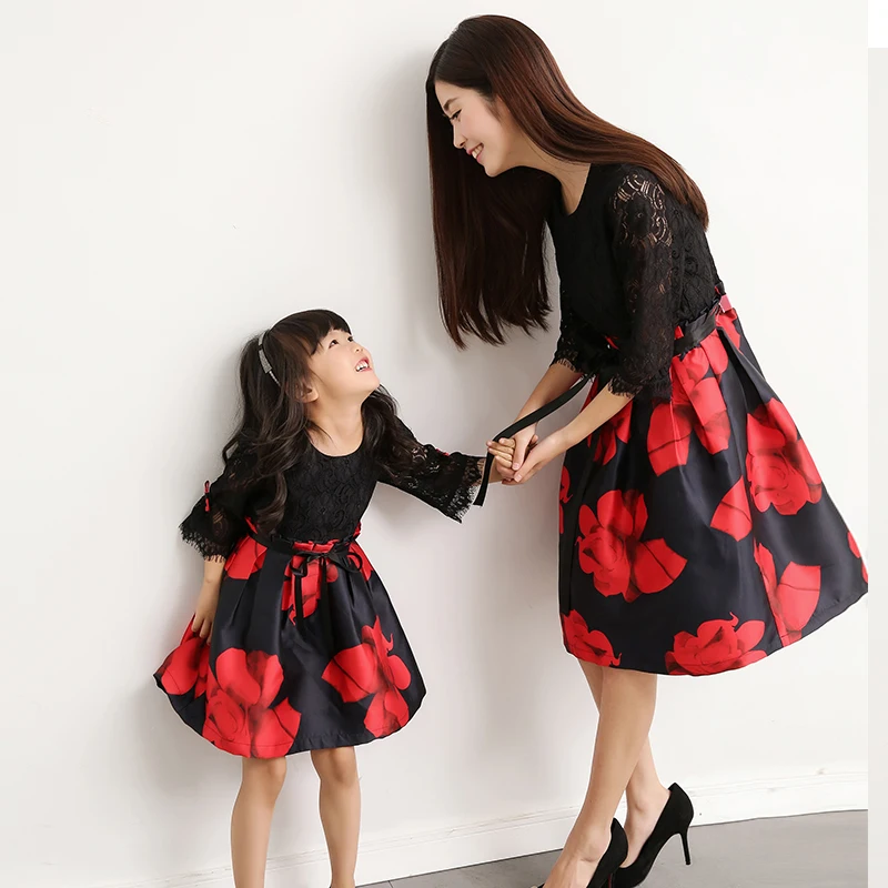 Fashion family dress mom and daughter matching clothes vintage hollow lace girl dress black and red flower print patchwork party
Fashion family dress mom and daughter matching clothes vintage hollow lace girl dress black and red flower print patchwork party