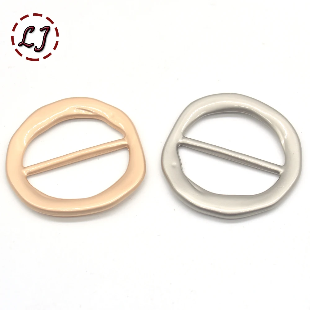 High quality fashion Belt Buckles 2pcs/lot 3CM round metal buckle for wind coat bag decoration crafts DIY sewing accessories
High quality fashion Belt Buckles 2pcs/lot 3CM round metal buckle for wind coat bag decoration crafts DIY sewing accessories