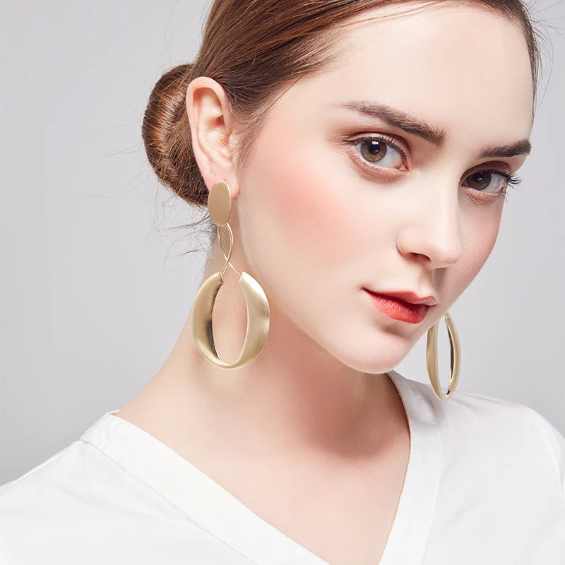 2018 New high quality polished big ear post Silver shiny Plated round wire brushed punk Hoop Earrings party For Women wholesale
2018 New high quality polished big ear post Silver shiny Plated round wire brushed punk Hoop Earrings party For Women wholesale