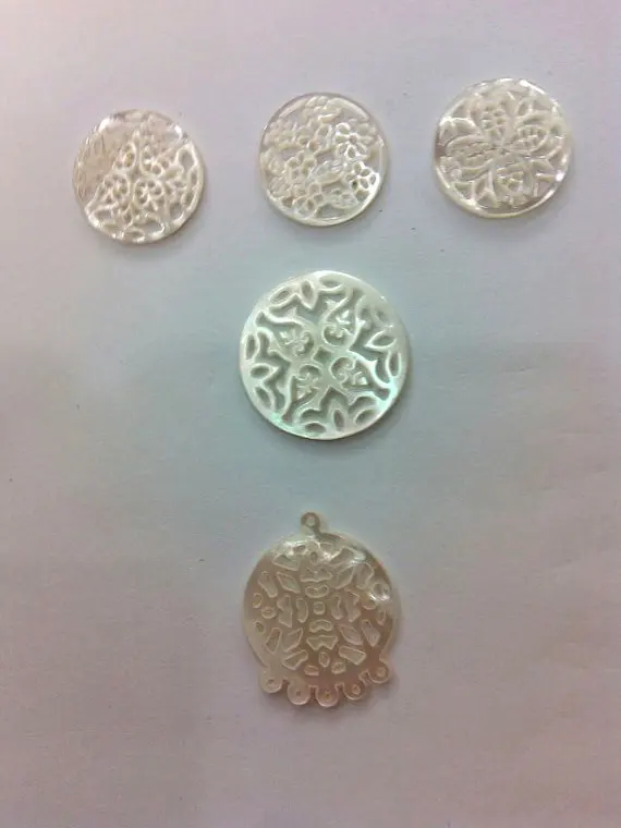 top quality 12pcs 17-21mm Genuine MOP Shell ,Pearl Shell Pink balck white filigree florial flower pointed Carved spacer beads
top quality 12pcs 17-21mm Genuine MOP Shell ,Pearl Shell Pink balck white filigree florial flower pointed Carved spacer beads