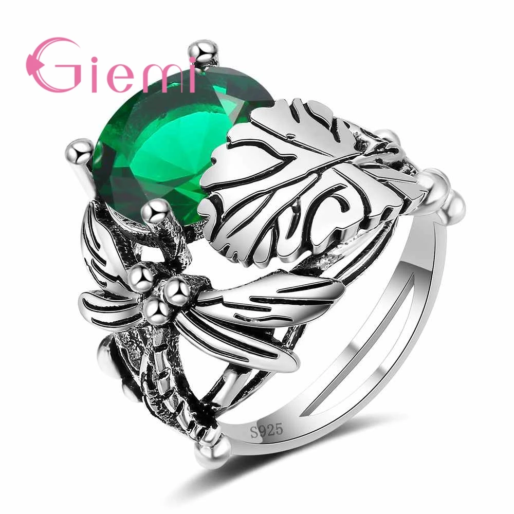 Женское кольцо из серебра 925 пробы, с фианитом 
Женское кольцо из серебра 925 пробы, с фианитом