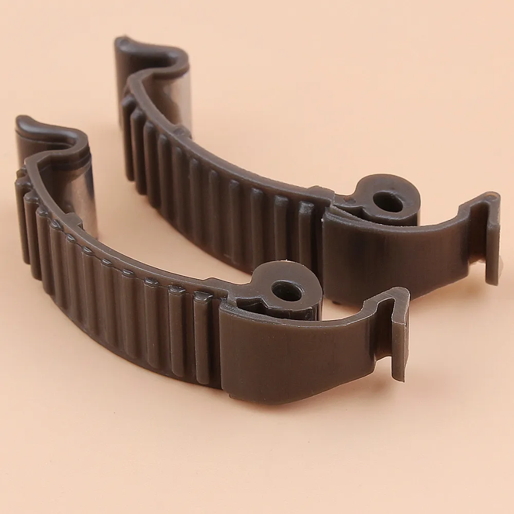 2Pcs/lot Top Cover Buckle Clip Fit Husqvarna 346 346XP 351 353 356 357 357XP 359 435 435E 440 445 445E Gas Chainsaw 503894701
2Pcs/lot Top Cover Buckle Clip Fit Husqvarna 346 346XP 351 353 356 357 357XP 359 435 435E 440 445 445E Gas Chainsaw 503894701