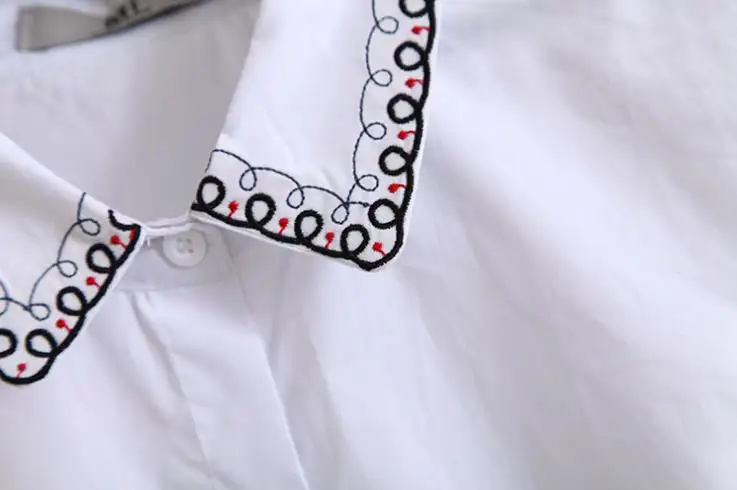 In 2018, women's striped shirts are embroidered with designs on the sleeves of long sleeves.
In 2018, women's striped shirts are embroidered with designs on the sleeves of long sleeves.