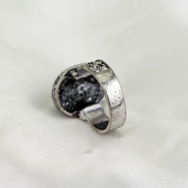 Vintage Vampire Diaries Rings Salvatore Stefan 's Finger Family Crest Ring Lapis Lazuli Ellipse Ring
Vintage Vampire Diaries Rings Salvatore Stefan 's Finger Family Crest Ring Lapis Lazuli Ellipse Ring