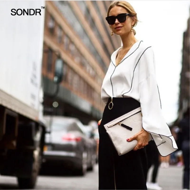 SONDR 2019 spring street snap seiko V collar black and white shirt split wide sleeve chiffon blouse Loose pajamas style
SONDR 2019 spring street snap seiko V collar black and white shirt split wide sleeve chiffon blouse Loose pajamas style