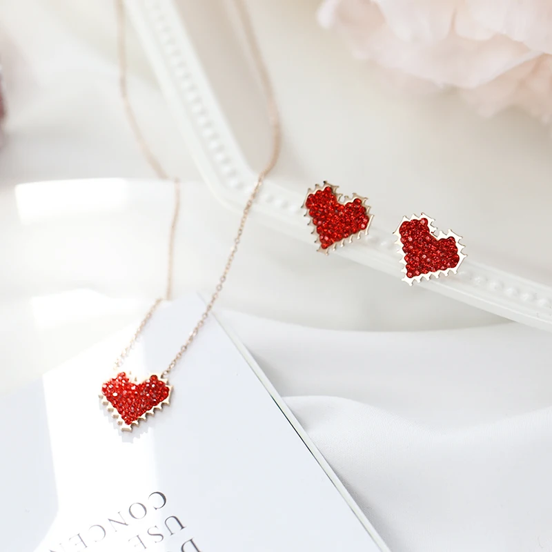 YUN RUO 2018 New Arrival Rose Gold Color Red Crystal Heart Pendant Necklace Fashion Chic Titanium Steel Woman Jewelry Never Fade
YUN RUO 2018 New Arrival Rose Gold Color Red Crystal Heart Pendant Necklace Fashion Chic Titanium Steel Woman Jewelry Never Fade