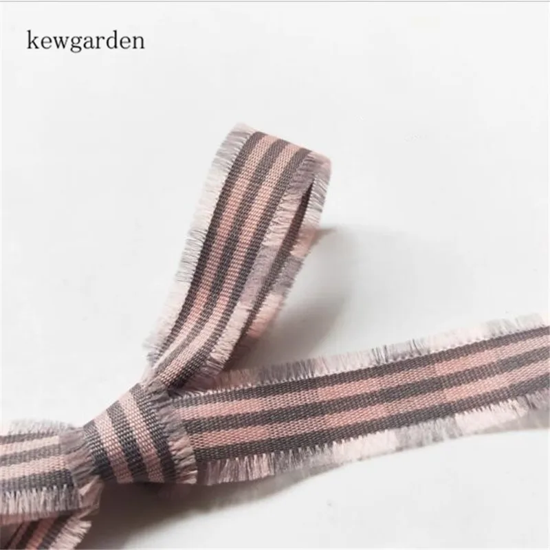 Kewgarden сетчатая атласная лента с пушистыми краями 15 мм фотоэлемент «сделай сам» Аксессуары вручную изготовленная лента 25 ярдов
Kewgarden сетчатая атласная лента с пушистыми краями 15 мм фотоэлемент «сделай сам» Аксессуары вручную изготовленная лента 25 ярдов