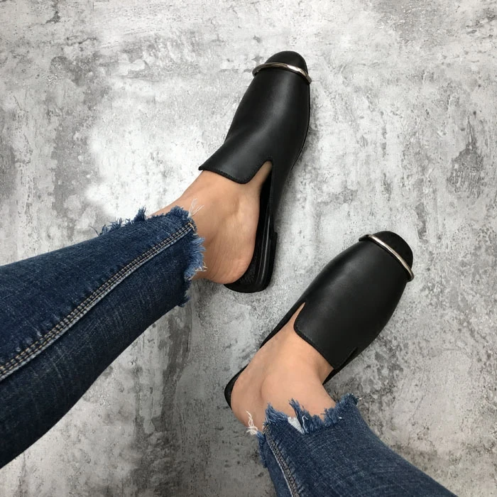Black Muller Half Slipper Vogue Metal Decoration Flat Leather Black Shoes Trendy 2020 Summer Lady Cool Slides Shoes
Black Muller Half Slipper Vogue Metal Decoration Flat Leather Black Shoes Trendy 2020 Summer Lady Cool Slides Shoes