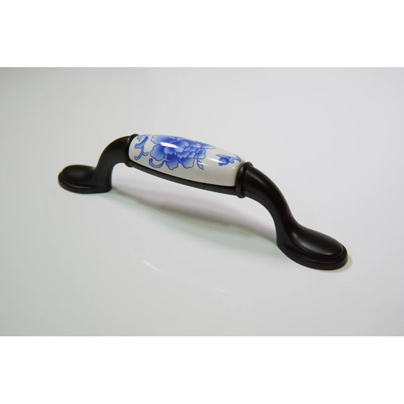 Wholesale 10pcs lot white-blue flower porcelain furniture handle,kitchen door handles and knobs,kitchen handles 96mm
Wholesale 10pcs lot white-blue flower porcelain furniture handle,kitchen door handles and knobs,kitchen handles 96mm